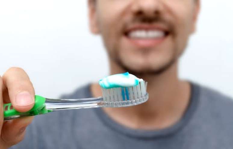 As escovas de dentes usadas abrigam comunidades microbianas mistas, que vêm tanto de seres humanos quanto de todo o resto ao redor de onde são armazenadas - que, geralmente, é o banheiro, lugar, sem dúvida, cheio de germes. Willians Labrador/Shutterstock