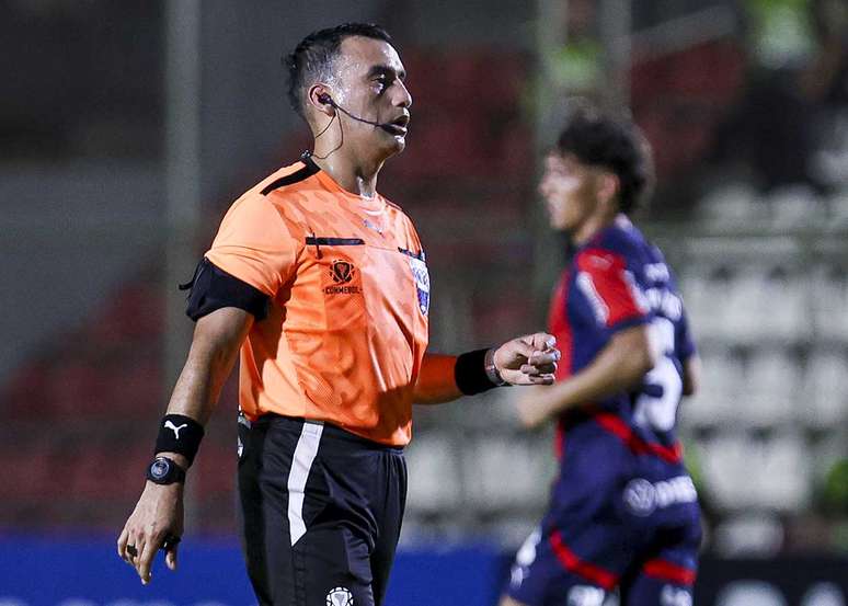 O árbitro Augusto Menendez em ação na partida entre Cerro Porteño e Palmeiras –