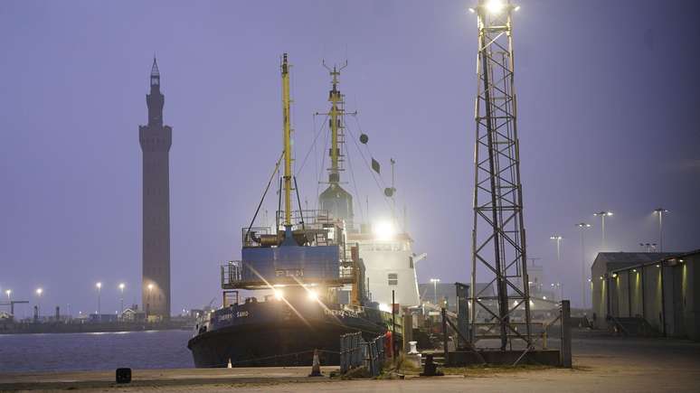 Um barco em Grimsby Dock ap&oacute;s uma colis&atilde;o entre um petroleiro e um navio de carga na costa de East Yorkshire