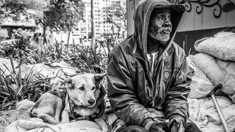 Conheça o trabalho da ONG Moradores de Rua e Seus Cães, que atua em sete cidades brasileiras oferecendo alimentação, banhos e cuidados