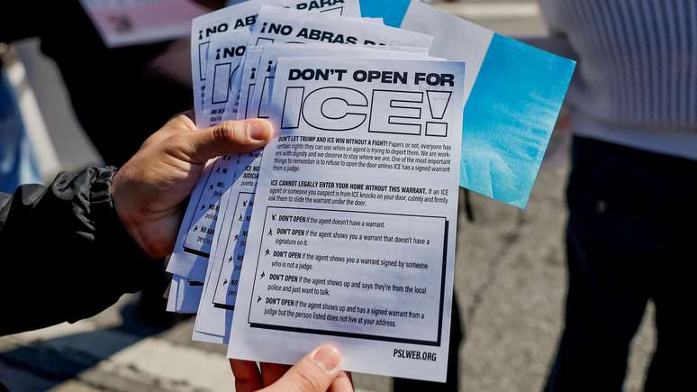 Panfleto distribuído em Atlanta orienta imigrantes a lidarem com o ICE, serviço de imigração dos EUA