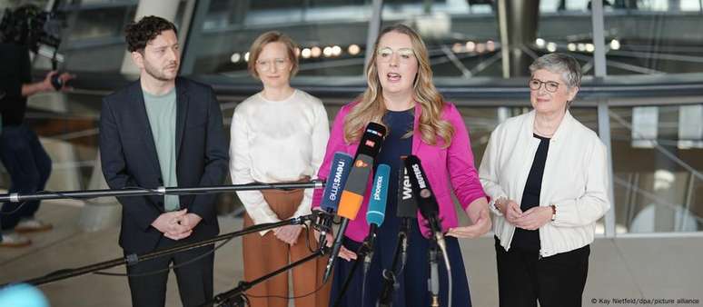 Labhraíonn ceannairí Páirtí Glasa na Gearmáine leis an bpreas faoi fhreasúra i gcoinne bearta caiteachais Merz