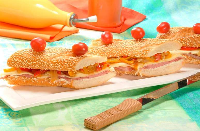 Snack on horseback and pepper: a sandwich that is a meal