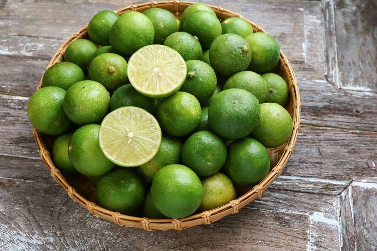 O limão oferece inúmeros benefícios para a saúde do corpo