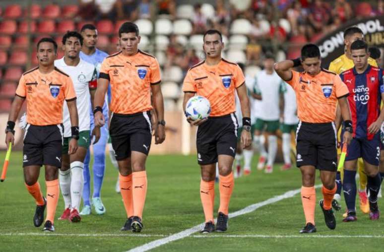 O árbitro Augusto Menendez em ação na partida entre Cerro Porteño e Palmeiras –
