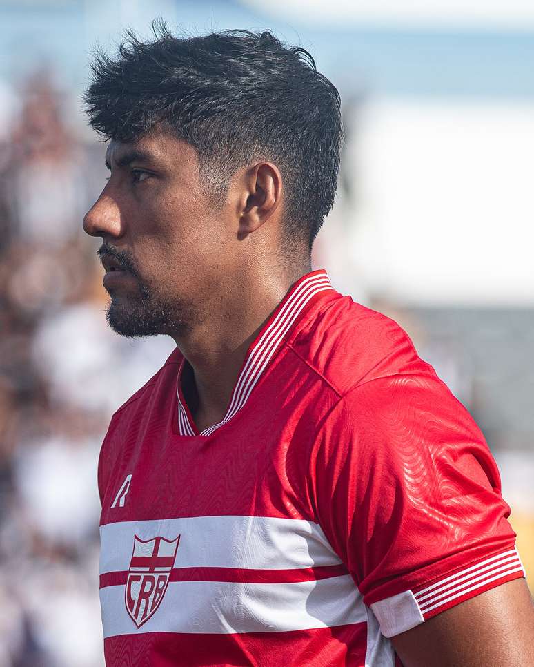 সিআরবি শার্ট সহ লুয়েস সেগোভিয়া। 