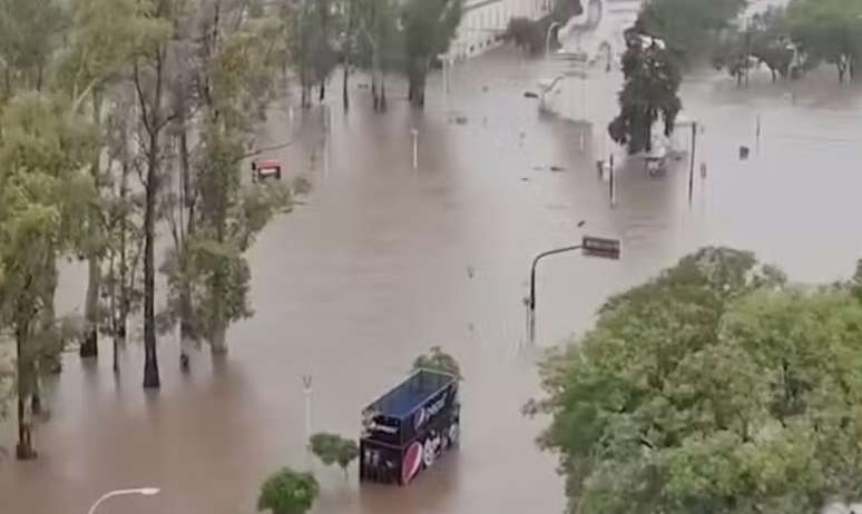 Chuvas destruíram pontes e autoridades encontram dificuldades com os resgates