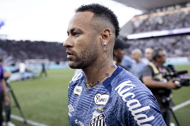 Neymar chegou a tirar o colete no jogo, mas não saiu do banco