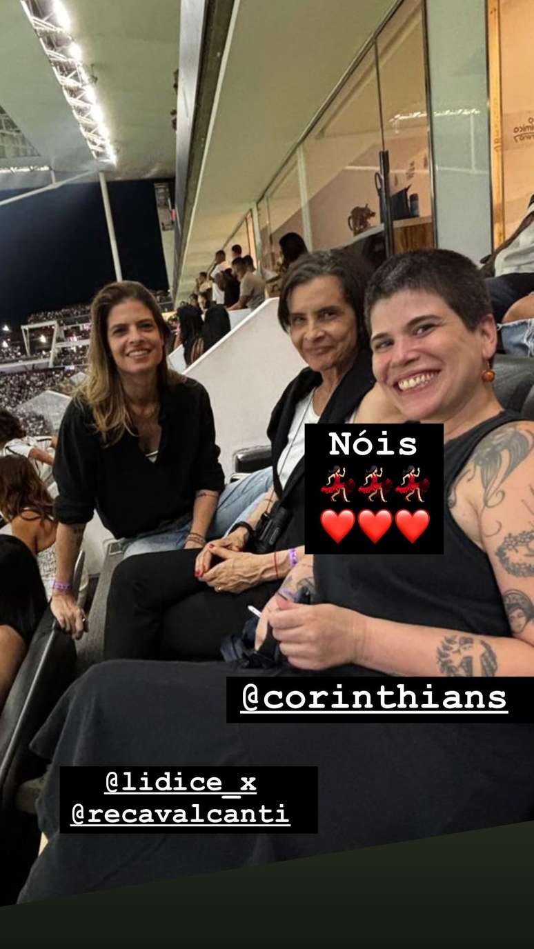 Marina Lima com esposa e amiga em jogo de futebol