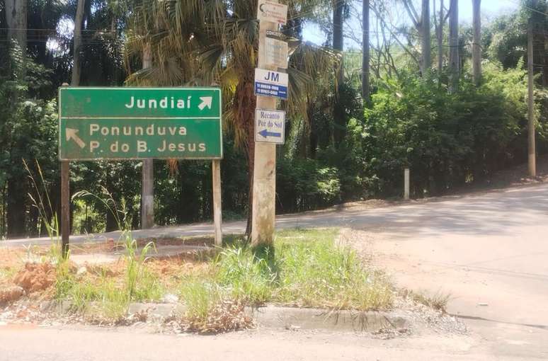 Neste cruzamento, à esquerda, é o caminho para a casa de Vitória; à direita, local onde o corpo foi encontrado.