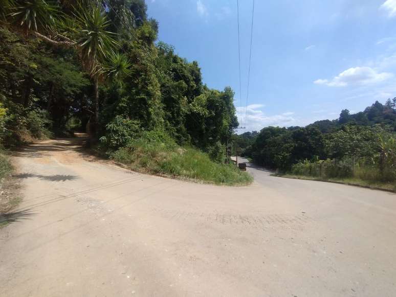 Vitória caminhou pela rua asfaltada e com iluminação do lado direito e entrou na viela de terra e sem luz, à esquerda.