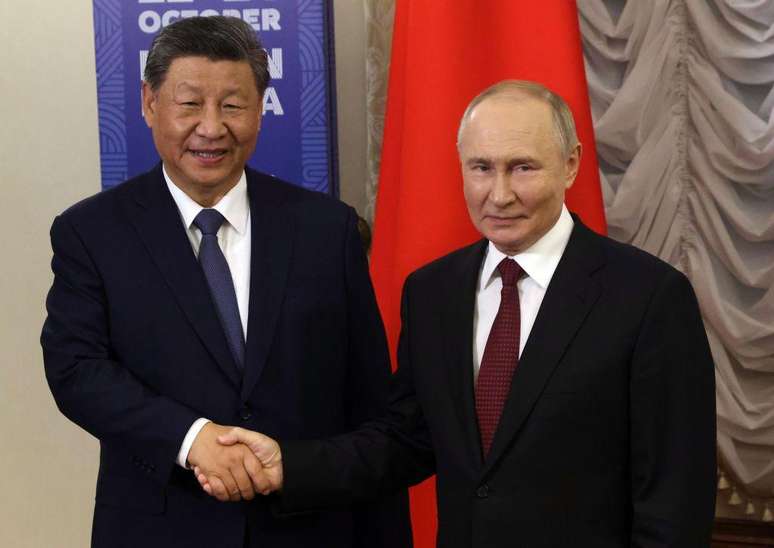 O líder chinês, Xi Jinping, se reúne regularmente com Putin. A foto é de uma reunião na cidade russa de Kazan em outubro de 2024