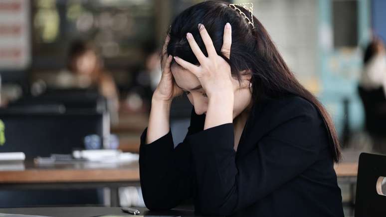 Embora não seja oficialmente reconhecida como transtorno mental, a Síndrome da Impostora impacta a autoestima e a saúde emocional