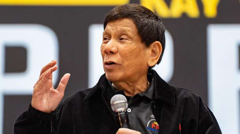 Ghabh na póilíní Duterte ag Aerfort Manila go gairid tar éis dó teacht ó Hong Cong