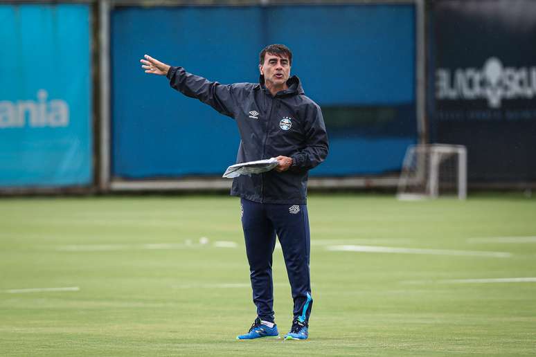 O técnico Gustavo Quinteros. 