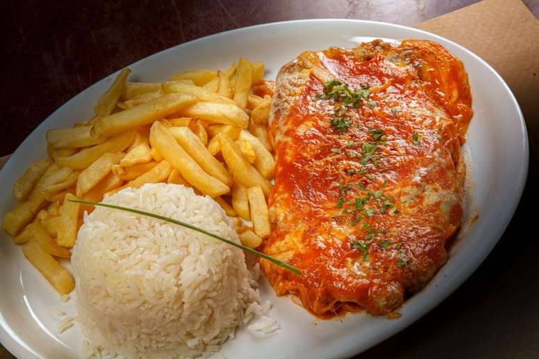 Bife &agrave; parmegiana com arroz e batata frita 