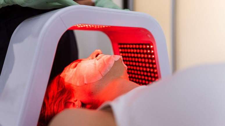 O tratamento da pele com LED em clínicas médicas é praticado há 'muitos anos', segundo o dermatologista Jonathan Kentley