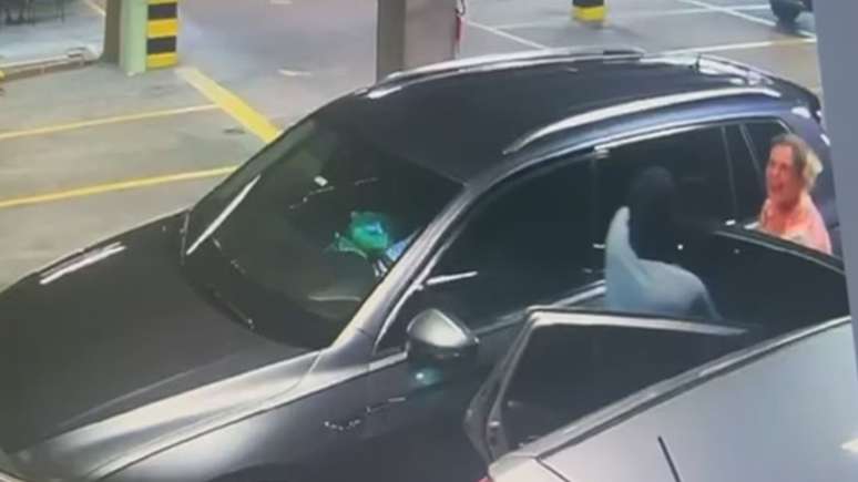 Woman fuadach ar imeacht PetShop Tuarascálacha Uafásach: 'Bullet in the Face'