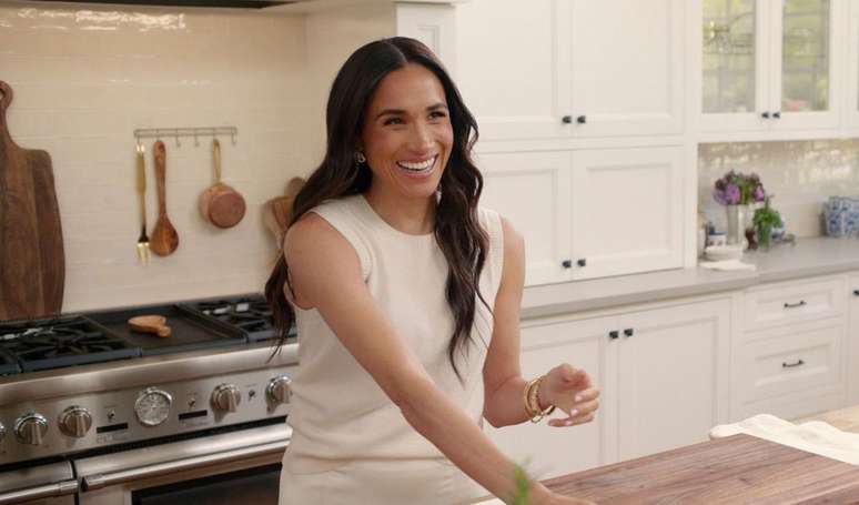 'Ela não é...': diretor do programa de Meghan Markle na Netflix reage às críticas sobre dicas controversas de culinária da duquesa.