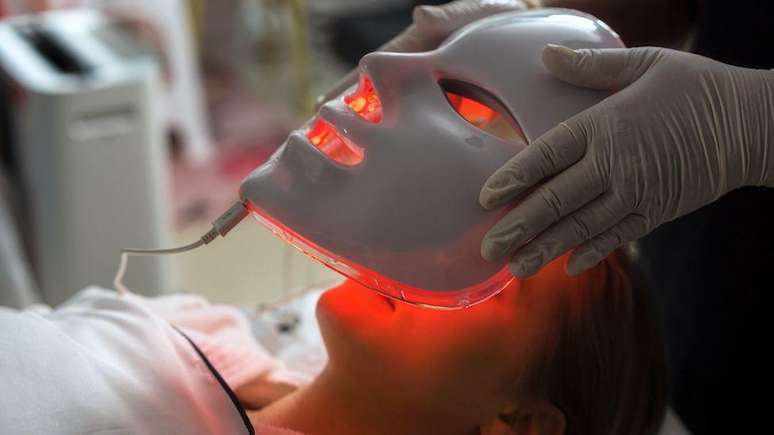 Os fabricantes de máscaras faciais de LED anunciam seus produtos para o tratamento de linhas finas e cicatrizes da acne