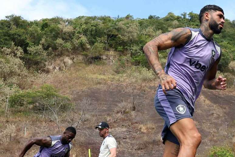 O defensor ao fundo da imagem no CT Alvinegro &ndash;