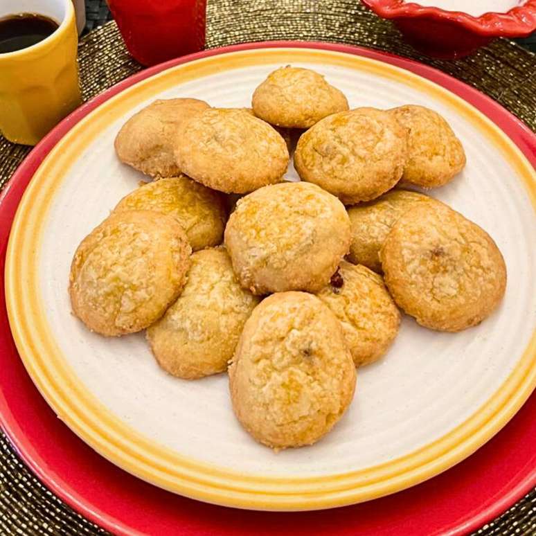 BISCOITOS DE QUEIJO COALHO COM GOIABADA