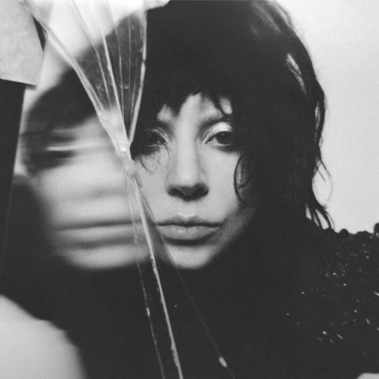A capa de "Mayhem", oitavo álbum de estúdio da cantora Lady Gaga.