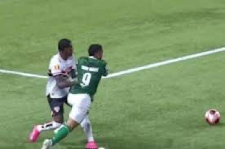 Vitor Roque  aproveitou saída errada de Rafael e, diante da chegada de Arboleda, se atirou no gramado antes mesmo de qualquer impacto aparente.
