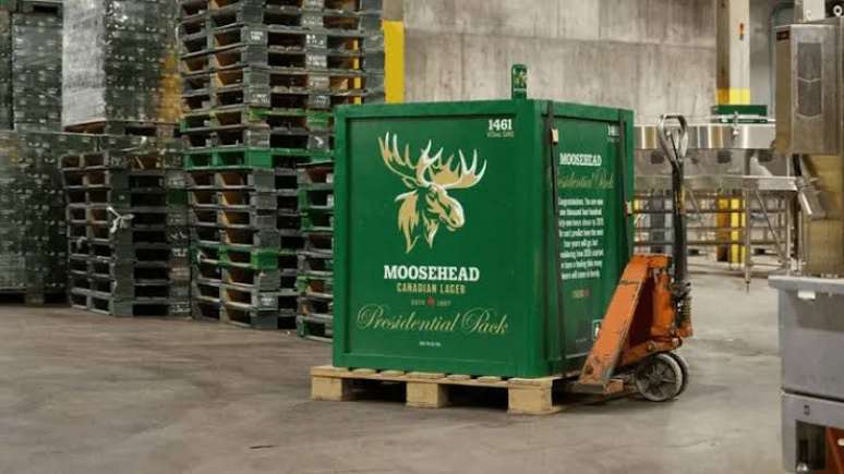 Cervejaria do Canadá lança caixa com 1.461 latas de cerveja para 'aguentar' era Trump.