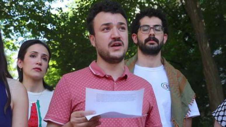 Um juiz federal suspendeu temporariamente a deportação de Mahmoud Khalil