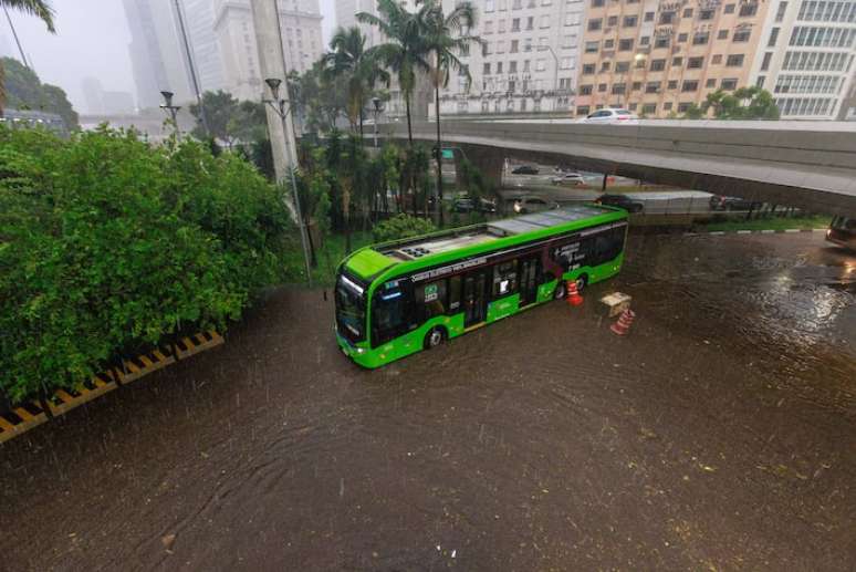 Chuva causa alagamento pr&oacute;ximo ao terminal Bandeira, regi&atilde;o central de S&atilde;o Paulo.