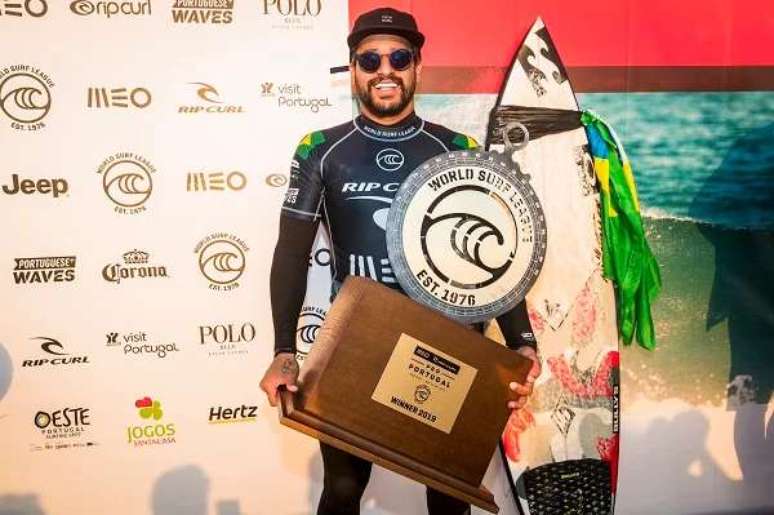 Italo Ferreira com a taça da WSL em Portugal. 
