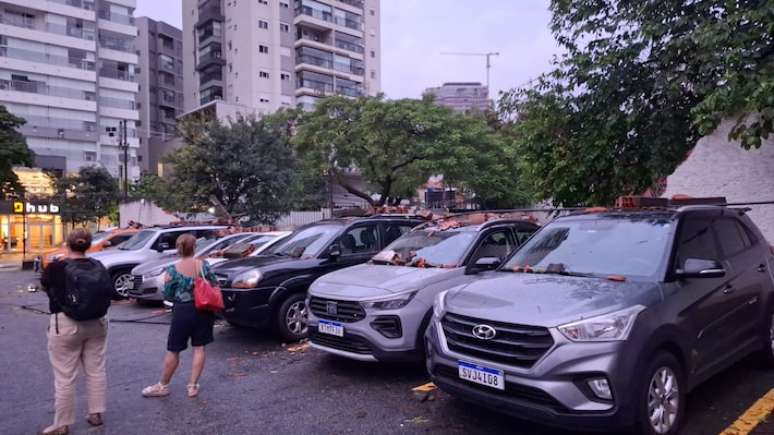 Muro caiu sobre carros em estacionamento na Rua Camargo, no Butant&atilde;.