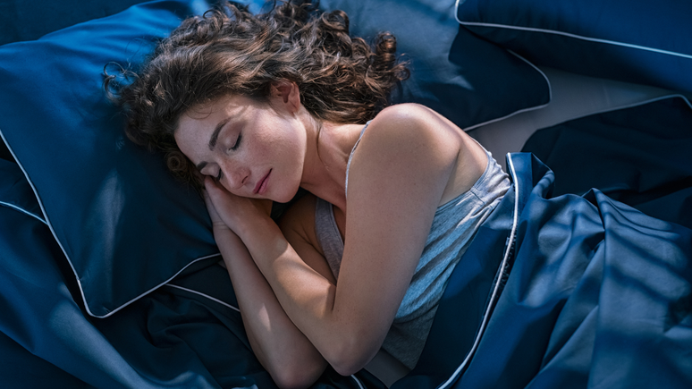 O sleepmaxxing engloba uma série de práticas para ter uma noite de sono melhor, como: evitar cafeína, tomar suplementos e comer kiwi