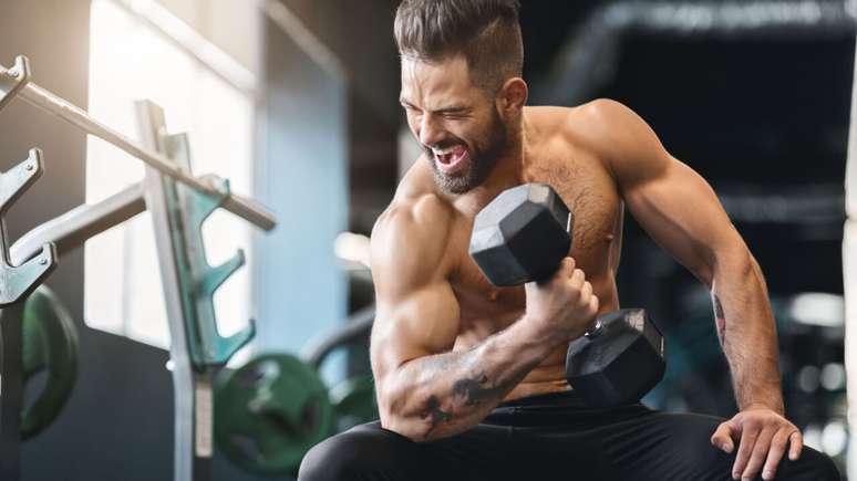 Cleachtadh Bodybuilding a shainmhíníonn an corp gasta