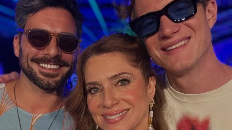 Let&iacute;cia Spiller confirma namoro com portugu&ecirc;s flagrado com ela na Sapuca&iacute;