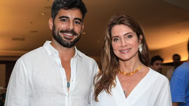 Let&iacute;cia Spiller confirma namoro com portugu&ecirc;s flagrado com ela na Sapuca&iacute;