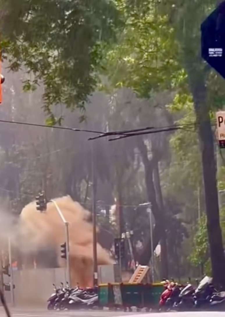 Vídeo que circula nas redes sociais mostra uma fumaça saindo de dutos na Praça da República, no centro de SP.
