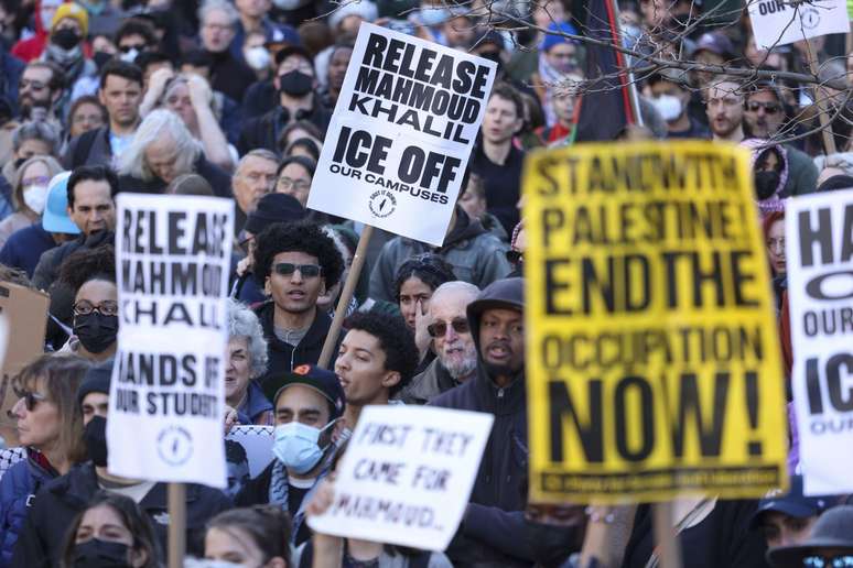 Cerca de mil pessoas protestaram em Nova York para exigir a libertação de Mahmoud Khalil