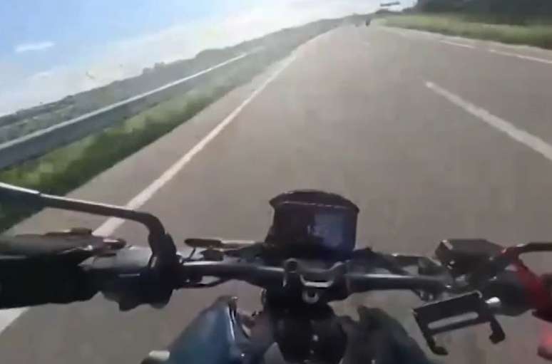 MOTOCICLISTA BATEU CONTRA GUARDA-CORPO APOS Perder O Controle