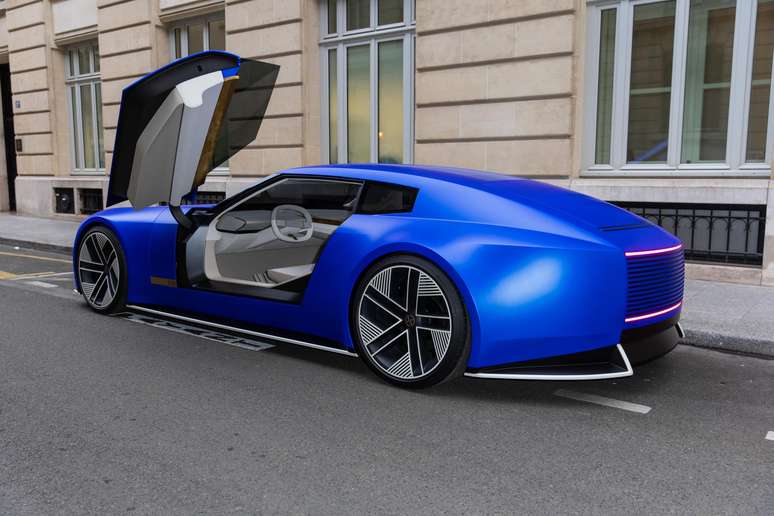New Jaguar 00 type in Paris Fashion Event (France) New Jaguar 00 type in Paris Fashion Event (France)