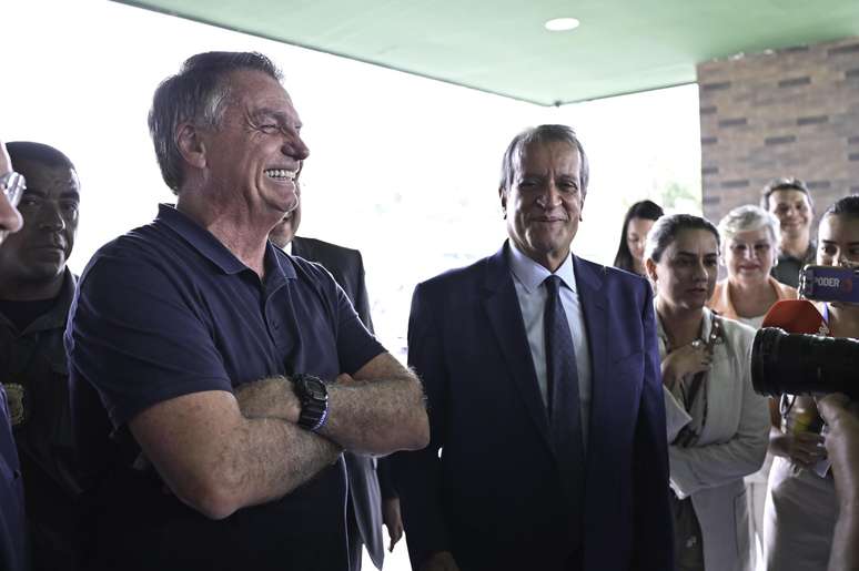  Nesta quarta (12) o ex-presidente Jair Bolsonaro almoça com Valdemar da Costa Neto após autorização do Ministro do STF Alexandre de Moraes que liberou o encontro dos dois. 