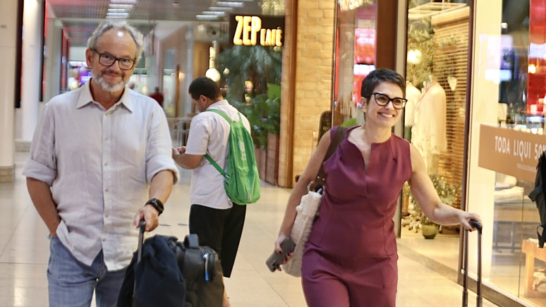 Passionate, Sandra Annenberg and Ernesto Paglia exchanges kisses during shopping