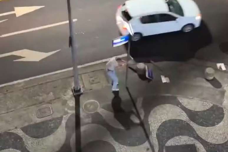 Homem foi visto destruindo placas em ruas de Copacabana