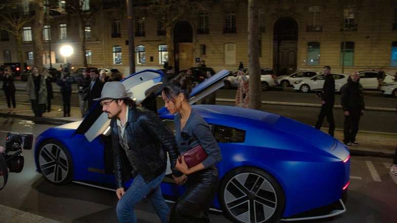 Actress Zoe Saldaña at the new Jaguar Type 00 at the Paris fashion event (France) Actress Zoe Saldaña at the new Jaguar Type 00 at the Paris fashion event (France)