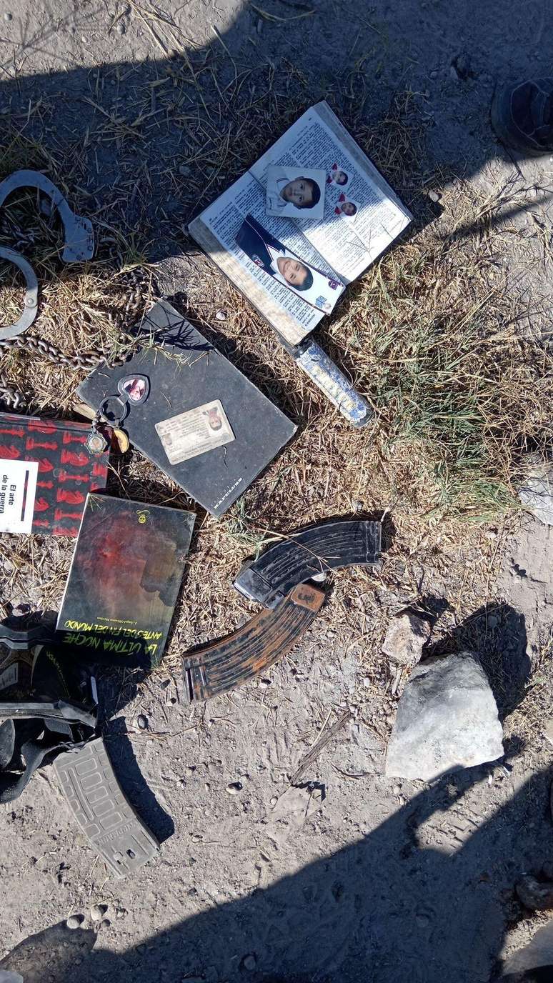 Entre os objetos encontrados na fazenda estavam uma carteira de identidade, fotografias e cartuchos de armas