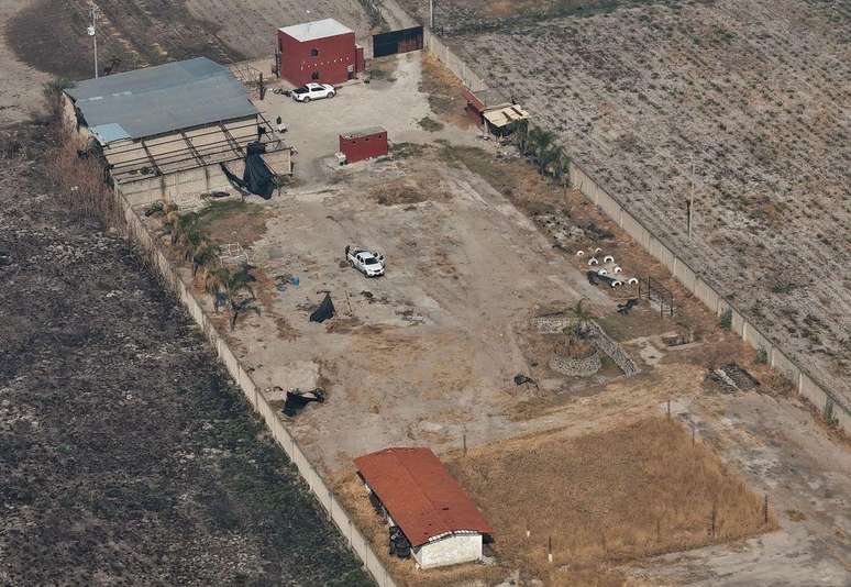 A propriedade tem algumas construções, mas é principalmente um campo aberto