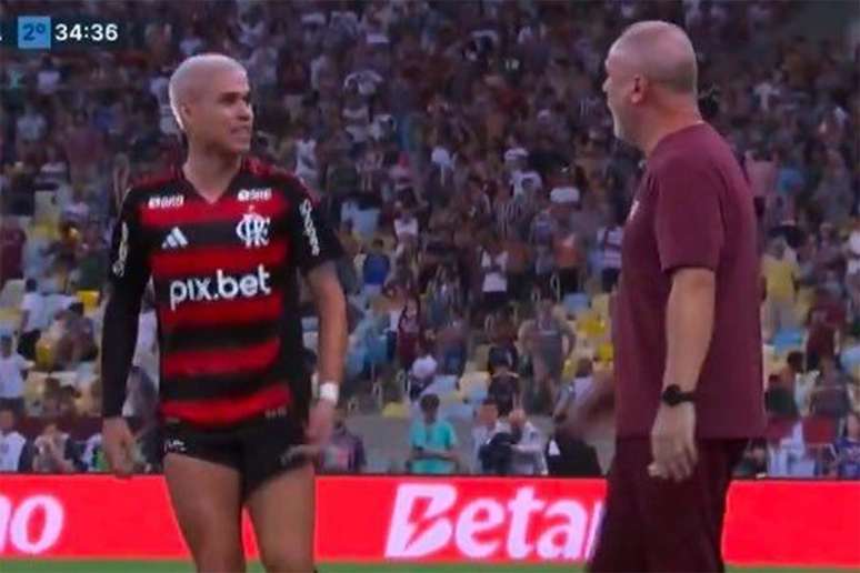 Momento da discussão entre o atacante e treinador –