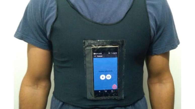 Celular com o aplicativo fica acoplado a uma regata de forma a acompanhar os movimentos do tronco