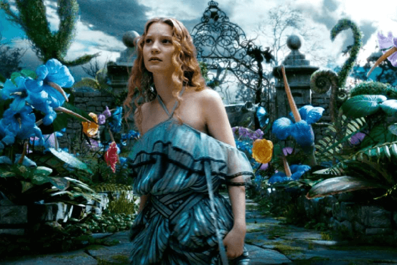 “Alice no País das Maravilhas” mostra a jornada de uma jovem que retorna a um mundo desconhecido e precisa enfrentar desafios para salvar o reino 